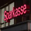 Der rote Schriftzug «Sparkasse» ist über dem Eingang zur Filiale zu sehen.