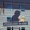 Eine Projektion der Umweltschutzorganisation Greenpeace mit dem Schriftzug "#TotalLoser, so sad!" an der Fassade der US-Botschaft in Berlin.