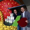 An den Erdbeerhäuschen von Obstbauer Kraus stehen wieder Kartei-der-Not Spendenboxen: (von links) Josef Kraus und Arnd Hansen
