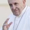 Papst Franziskus hat sich in der Christmette gegen die menschliche Gier und den immer stärker werdenden Konsum ausgesprochen.