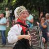 Eine Frau in historischer Tracht.