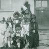 Als vierjähriger Bub als Clown verkleidet (links) steht "Bones" Konrad Kling mit Geschwisternund Nachbarskindern im Fasching 1949/50 in der ehemaligen Gartenstraße bei Willi und Anni Mayer in Krumbach.