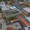 Kann das Gymnasium in Mering (im Bild hinten links) vierzügig ausgebaut werden? Diese Frage soll eine Machbarkeitsstudie klären.