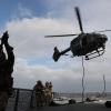 Soldaten des KSM (Kommando Spezialkräfte Marine) seilen sich bei einer Demonstration an Bord der Fregatte Hessen aus einem Hubschrauber ab.