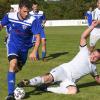 Voller Einsatz im Kellerduell: Wemdings Daniel Haller grätscht erfolgreich in Richtung Ball. Sowohl Marktoffingen als auch Wemding sind verhalten in die Saison gestartet, hatten vor der Partie zusammen nur drei Punkte. Dank einer starken ersten Halbzeit holte Wemding nun den zweiten Sieg. 	