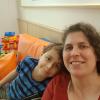 Paul und seine Mama Katrin im Krankenhaus, wo der Bub regelmäßig untersucht wird und Bluttransfusionen bekommt. Die Aussichten sind derzeit nicht rosig, aber die ganze Familie will die Hoffnung nicht aufgeben. 