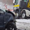 Auf der Bundesstraße 300 zwischen Edenhausen und Ursberg auf Höhe des Obstgartens kam eine Autofahrerin am Samstag gegen 11.20 Uhr auf der Gefällstrecke mit ihrem Wagen ins Rutschen. Obwohl der Fahrer eines entgegen kommenden Schneepfluges noch versuchte auszuweichen, ließ sich ein Zusammenstoß nicht vermeiden. 