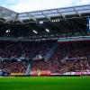 Die Spieler des SC Freiburg und des VfL Bochum stehen bei einer Schweigeminute zusammen.