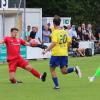 Fabian Benko scheitert hier an Torwart Daniel Martin. TSV-Kapitän Jens Schüler ist nicht nah genug beim Spielmacher des FC Pipinsried.