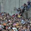 Kurz vor dem Unglück bei der Loveparade am 24.07.2010 stehen Menschen dicht gedrängt an einem Tunnelausgang in Duisburg.