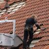 Vorsicht ist geboten, wenn Handwerker ihre Leistungen an der Haustüre anbieten. Häufig handelt es sich um spontane Dach- und Pflasterarbeiten. 	
