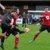 Sehr engagiert gingen die Derby-Kontrahenten zu Werke. Hier spielt Yilmaz Günes den Ball am Reisensburger Niklas Fink vorbei. Günes erzielte den zwischenzeitlichen Führungstreffer für den Aufsteiger Türk GB Günzburg. 	