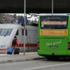 Die Bahn wappnet sich gegen die harte Fernbus-Konkurrenz: Bald sollen Anbieter die Busbahnhöfe des Konzerns gegen eine Gebühr nutzen können.