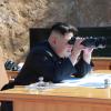 Nordkoreas Machthaber Kim Jong Un beobachtet mit einem Fernglas, wie die Interkontinental-Rakete startet.