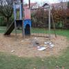 Unbekannte nahmen aus dem offenen Bücherschrank vor der Realschule Bücher und machten mit diesen ein Feuer im Sandkasten auf dem Spielplatz bei der Grundschule Wertingen.