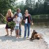 Der neunjährige Benedikt und seine Eltern Beate und Markus Müller freuten sich darüber, dass seine Flaschenpost nach zwei Jahren von Katrin Schedler (rechts) und ihrem Hund Kitaro gefunden wurde.