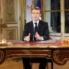 Ein Lächeln trotz der schwierigen Lage: Frankreichs Präsident Emmanuel Macron vor seiner Fernsehansprache.
