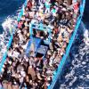 Ein Flüchtlingsboot mit 200 Menschen vor Italiens Insel Lampedusa.