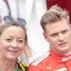 Wurde falsch zitiert: Managerin Sabine Kehm mit Mick Schumacher, der wegen Schmuddelwetters am Nürburgring seinen Formel-1-Test nicht absolvieren konnte. 