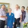 Hildegard Reuber (Zweite von links) feierte mit ihren drei Kindern und der Verwandtschaft ihren 90. Geburtstag. Auch Bürgermeister Georg Klaußner (links) gratulierte.