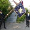 Die vor drei Jahren renovierte Fahne des Krieger- und Soldatenvereins Pichl mit (links) Fahnenträger Albert Marquard und rechts dem Vorsitzenden Hermann Thumbach. 	