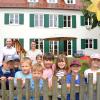 Bürgermeister Friedrich Käßmeyer besuchte die ausscheidende Kindergartenleiterin Christine Buhl und die Kinder im Garten des Kindergartens an der Hauptstraße in Glött. Ab dem 1. Juli ist der Kindergarten wieder voll besetzt.  	