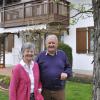 Altlandrat Karl Vogele und seine Frau Gisela Vogele verbringen gerne viel Zeit im Garten ihres Wohnhauses in Schwabmünchen.