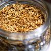 Getrocknete Mehlwürmer sind in der EU als Lebensmittelzutat zugelassen. Sie müssen auch auf der Zutatenliste - selbst wenn sie zu Mehl gemahlen werden - angegeben sein.