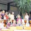 Mit Trommeln und Rhythmusinstrumenten begleiteten die Kinder den Gesang. Musikschulleiterin Angelika Jekic (Mitte mit lila Bluse) half den Kindern dabei, im Takt zu bleiben. 
