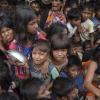 Kinder der Volksgruppe der Rohingya warten in einem Flüchtlingslager in Bangladesch auf Essensrationen.
