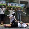 Umstrittene "Therapie" bei Homosexualität: Chinesische Demonstranten protestieren vor dem Gericht gegen den Einsatz von Elektroschocks in Kliniken.