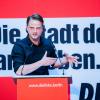 Maximilian Schirmer spricht beim Landesparteitag der Berliner Linken.