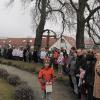 Mehr als 300 Menschen nahmen nach Auskunft der Pfarrgemeindratsvorsitzenden Christine Littmann an der Umarmung der Kirche St. Michael teil.