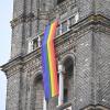 Ein Symbol für die Gleichberechtigung von Schwulen und Lesben: Die Regenbogenfahne. Der Konflikt hat jetzt die katholische Kirche erreicht.