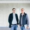 Die beiden fly-tech-Geschäftsführer Tobias Wirth (rechts) und Benjamin Dill begutachten die Baustelle. Hier soll Anfang 2018 die neue Zentrale von fly-tech einziehen.
