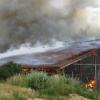 Starke Rauchentwicklung und immer wieder drehender Wind erschwerten die Bekämpfung des Brandes eines Viehstalles in Wattenweiler. 