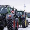 Zahlreiche Traktoren fahren auf der Straße des 17. Juni in Berlin zum Brandenburger Tor. Landwirte, Speditionsfirmen und Handwerker protestieren gegen geplante Subventionskürzungen durch die Bundesregierung unter anderem beim Agrardiesel.