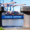 Ein Cosco-Containerschiff am Terminal „Tollerort“.