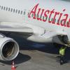 Ein Passagierflugzeug der Austrian Airlines steht am Hamburger Flughafen.