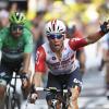 Caleb Ewan feiert seinen zweiten Etappensieg bei einer Tour de France.