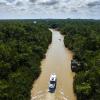 Ein Kreuzfahrtschiff passiert den Amazonas Richtung Belém in Brasilien. Unterwegs erleben die Passagiere, wie auf Booten wortlos gehandelt wird und den Alltag der Menschen. 