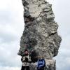 Andreas und Barbara Franz beim Aufstieg zur Payerhütte (3029 Meter) am Fuße des Ortlers (3905 Meter). Dieser große Felsen befindet sich auf dem Grat oberhalb der Tabaretta-Scharte kurz vor der Payerhütte. (Foto 2009)
