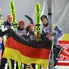 Am ersten WM-Wochenende hat das Deutsche Team furios vorgelegt: Karl Geiger (l-r), Selina Freitag, Katharina Althaus, Andreas Wellinger jubeln über Gold.