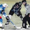 Mit Schweinfurt und Waldkraiburg warten auf den Eishockey-Bayernligisten ESV Königsbrunn (schwarz, hier gegen Weiden) an diesem Wochenende zwei schwere Gegner. Die jüngste Heimvorstellung macht aber Mut, dass den Pinguinen womöglich eine Überraschung gelingt.  