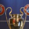 Der Champions League-Pokal steht bei der Auslosung auf einem Podest.