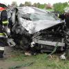 Bei einem schweren Unfall auf der B25 bei Möttingen, ist ein Autofahrer gegen einen Baum geprallt.