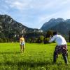 Chinesisches Fotoshooting vor Neuschwanstein: Bayern ist bei vielen Touristen beliebt.