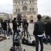 Journalisten vor Notre-Dame - am Dienstag, dem Tag nach dem Brand. Das Interesse an Berichten über die Katastrophe ist weltweit groß.