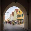 Was gab es da auf dem Altstadtflohmarkt in Nördlingen am Samstag nicht alles zu entdecken: Spielsachen, Kleider, Schuhe, Schmuck, Kunstgegenstände oder Körbe. Gerade am Vormittag war der Flohmarkt sehr gut besucht, die Besucherinnen und Besucher bummelten durch die Straßen. Unser Fotograf Josef Heckl war mit seiner Kamera unterwegs und hat einige Impressionen eingefangen.