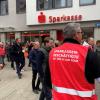 Beschäftigte der Sparkassen beteiligten sich am Donnerstag an einer Protestaktion.  